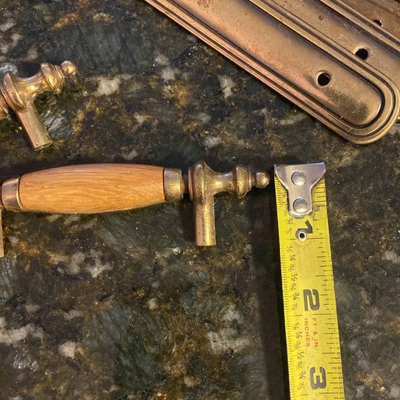 WOOD AND BRASS DRESSER/CABINET PULLS WITH BRASS BACK PLATE (13) - Picture 4 of 6